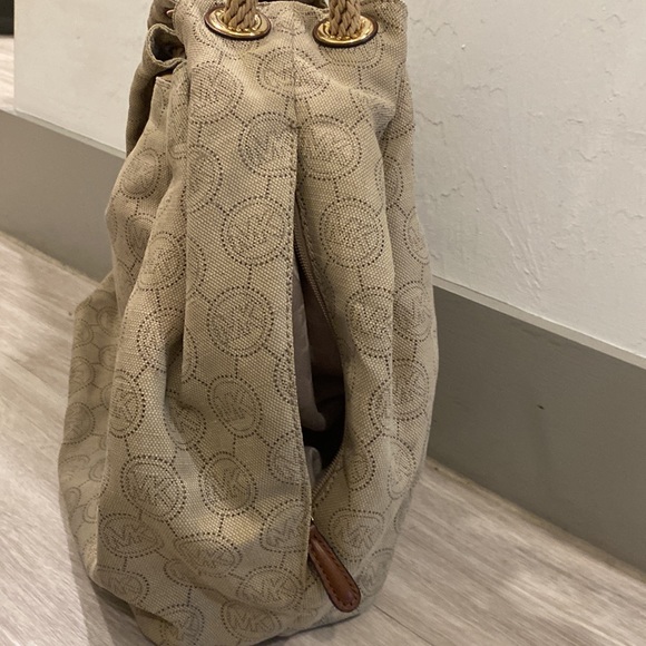 Michael Kors Large Signature Marina Tote - Picture 4 of 11